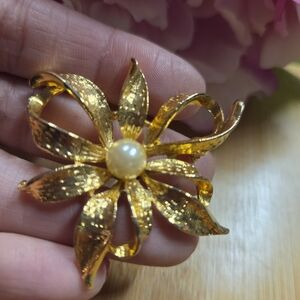 Elegant Gold Floral Brooch with Pearl Accent
